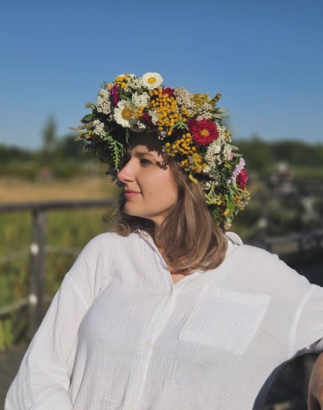 B. Sobocińska w wianku z polnych kwiatów